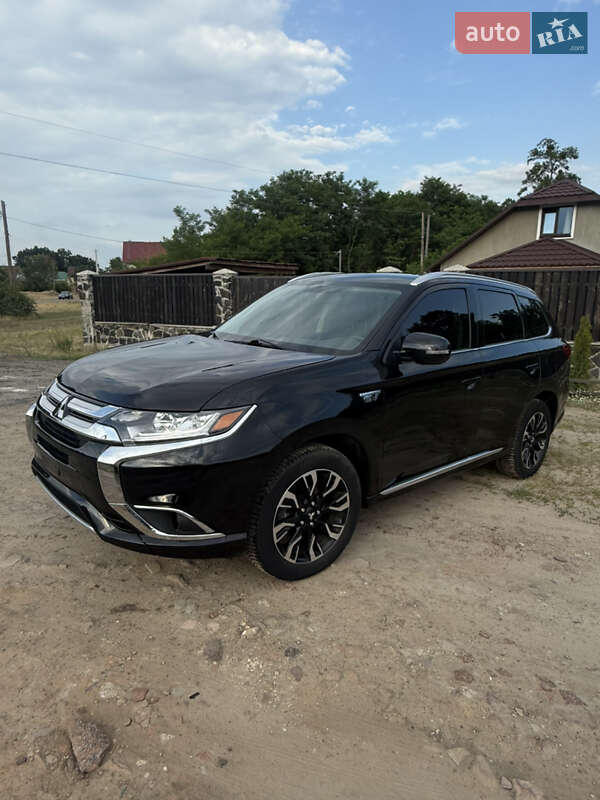 Внедорожник / Кроссовер Mitsubishi Outlander 2018 в Десне