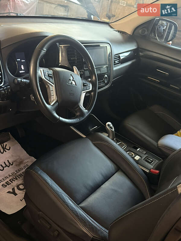 Внедорожник / Кроссовер Mitsubishi Outlander 2018 в Десне