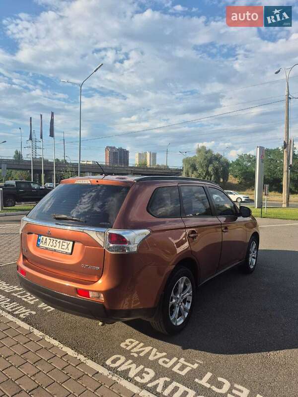 Внедорожник / Кроссовер Mitsubishi Outlander 2012 в Киеве