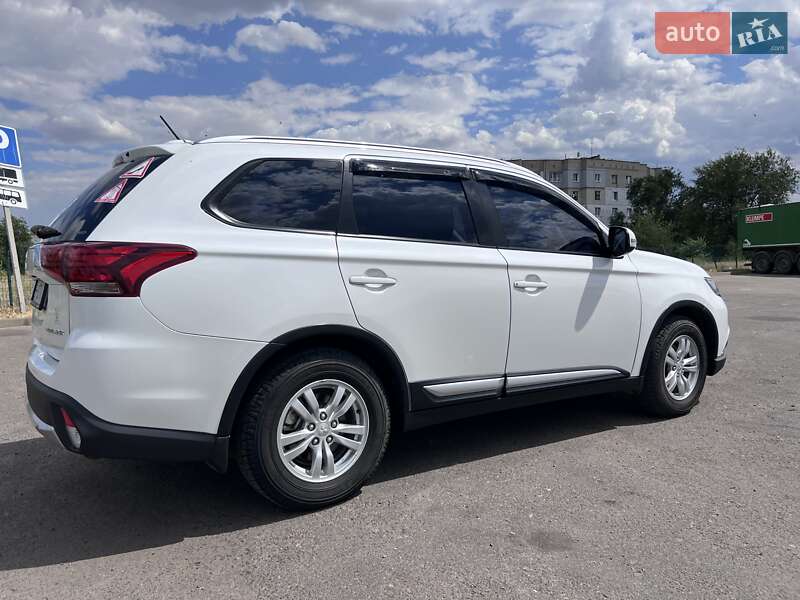 Внедорожник / Кроссовер Mitsubishi Outlander 2016 в Вознесенске
