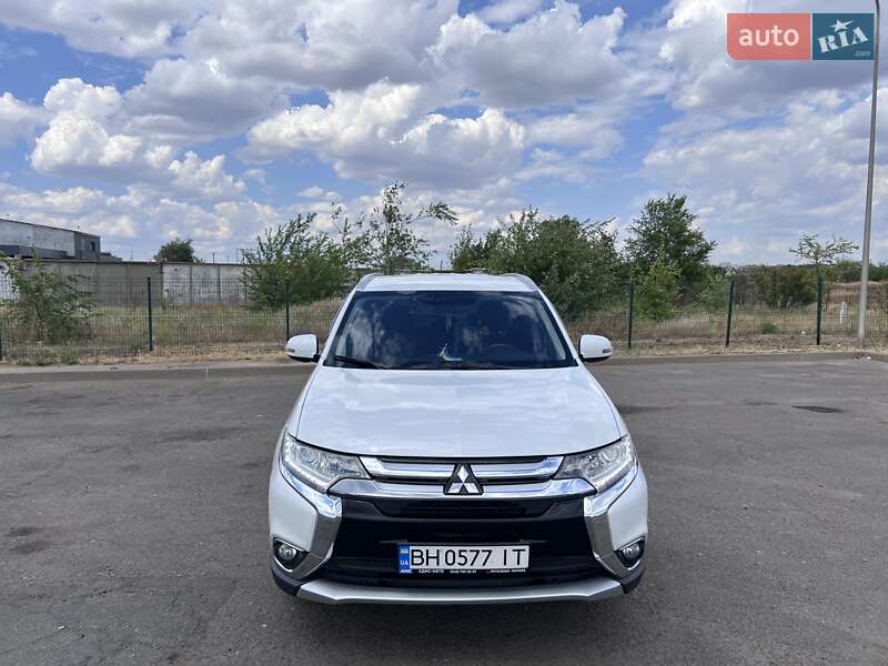 Внедорожник / Кроссовер Mitsubishi Outlander 2016 в Вознесенске