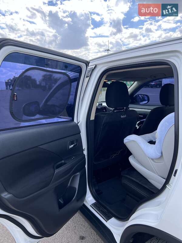 Внедорожник / Кроссовер Mitsubishi Outlander 2016 в Вознесенске