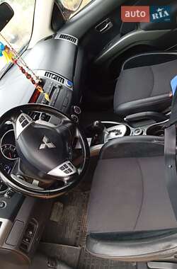 Внедорожник / Кроссовер Mitsubishi Outlander 2013 в 