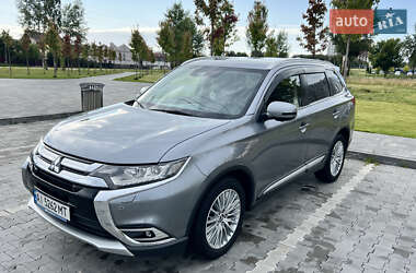 Внедорожник / Кроссовер Mitsubishi Outlander 2016 в 