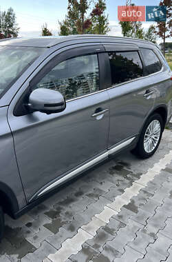 Внедорожник / Кроссовер Mitsubishi Outlander 2016 в 