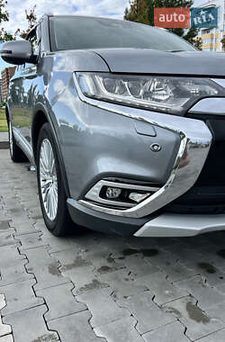 Внедорожник / Кроссовер Mitsubishi Outlander 2016 в 