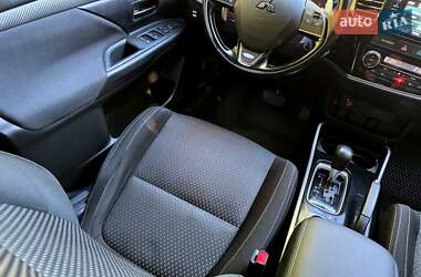 Внедорожник / Кроссовер Mitsubishi Outlander 2016 в 