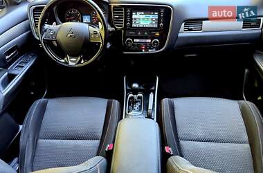 Внедорожник / Кроссовер Mitsubishi Outlander 2016 в 