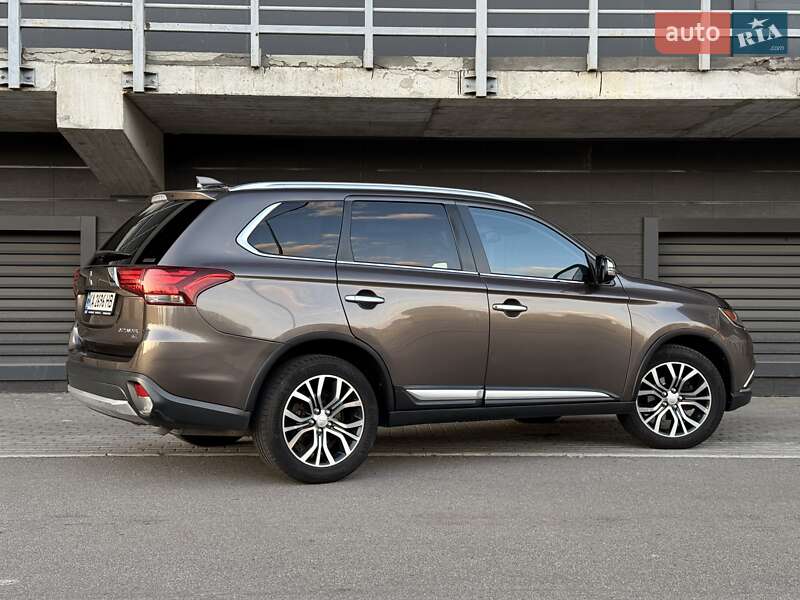 Внедорожник / Кроссовер Mitsubishi Outlander 2017 в Киеве