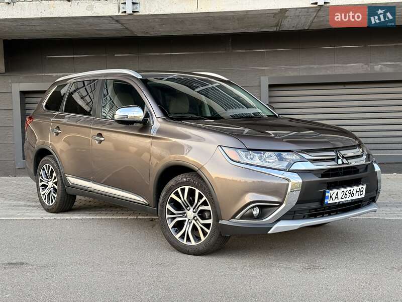 Внедорожник / Кроссовер Mitsubishi Outlander 2017 в Киеве