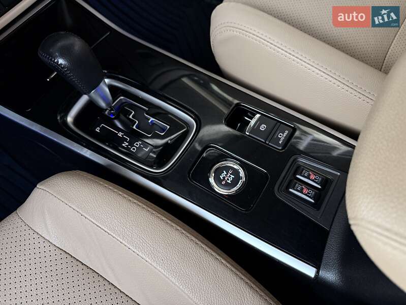 Внедорожник / Кроссовер Mitsubishi Outlander 2017 в Киеве