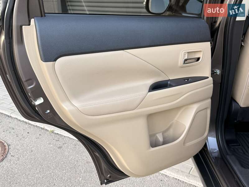 Внедорожник / Кроссовер Mitsubishi Outlander 2017 в Киеве