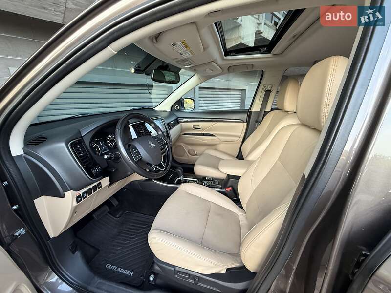 Внедорожник / Кроссовер Mitsubishi Outlander 2017 в Киеве