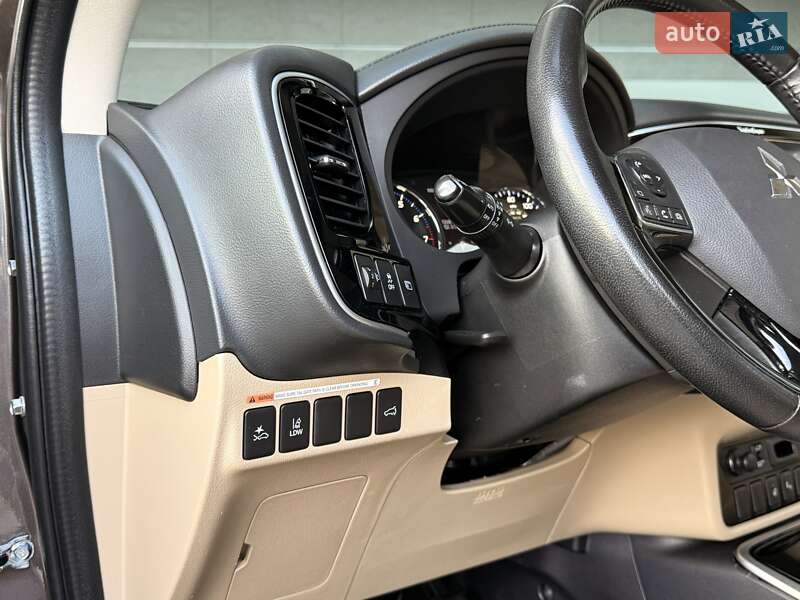 Внедорожник / Кроссовер Mitsubishi Outlander 2017 в Киеве