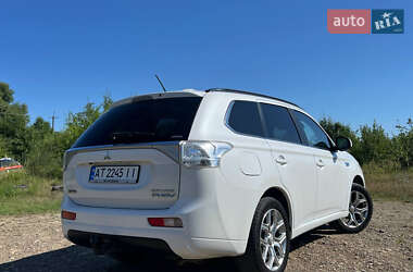 Внедорожник / Кроссовер Mitsubishi Outlander 2014 в 