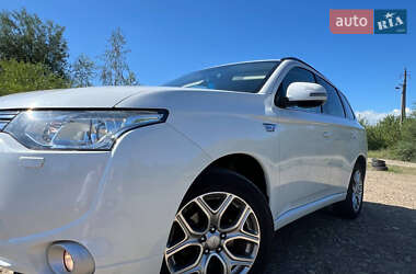Внедорожник / Кроссовер Mitsubishi Outlander 2014 в 