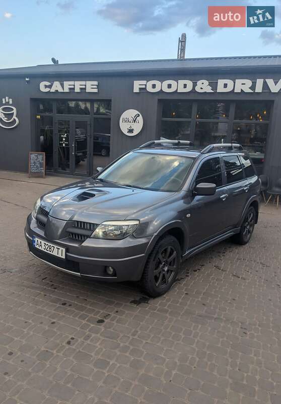 Внедорожник / Кроссовер Mitsubishi Outlander 2005 в  фото Внедорожник / Кроссовер Mitsubishi Outlander 2005 в