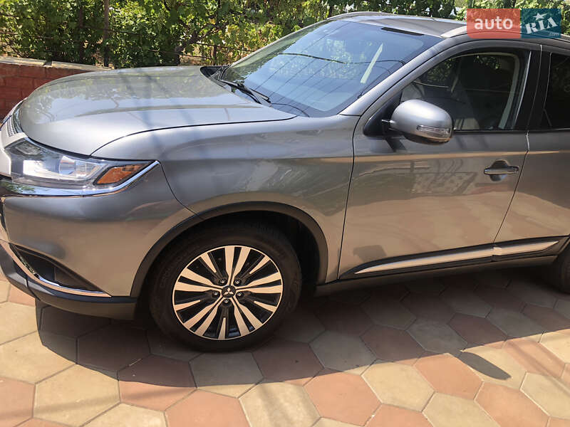 Позашляховик / Кросовер Mitsubishi Outlander 2019 в Одесі
