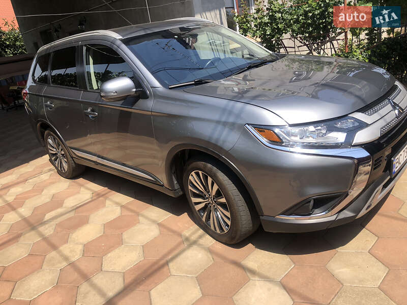 Позашляховик / Кросовер Mitsubishi Outlander 2019 в Одесі