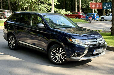 Внедорожник / Кроссовер Mitsubishi Outlander 2017 в 