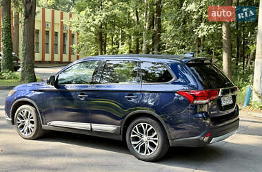 Внедорожник / Кроссовер Mitsubishi Outlander 2017 в 
