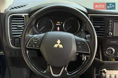 Внедорожник / Кроссовер Mitsubishi Outlander 2017 в 