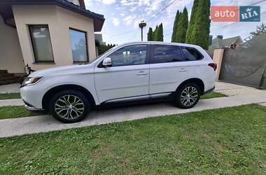 Внедорожник / Кроссовер Mitsubishi Outlander 2016 в 