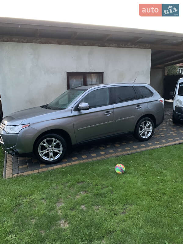 Внедорожник / Кроссовер Mitsubishi Outlander 2013 в Львове