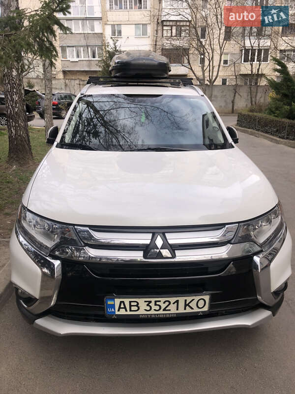Внедорожник / Кроссовер Mitsubishi Outlander 2015 в 