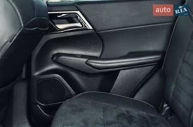 Внедорожник / Кроссовер Mitsubishi Outlander 2022 в 