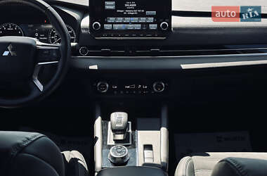 Внедорожник / Кроссовер Mitsubishi Outlander 2022 в 