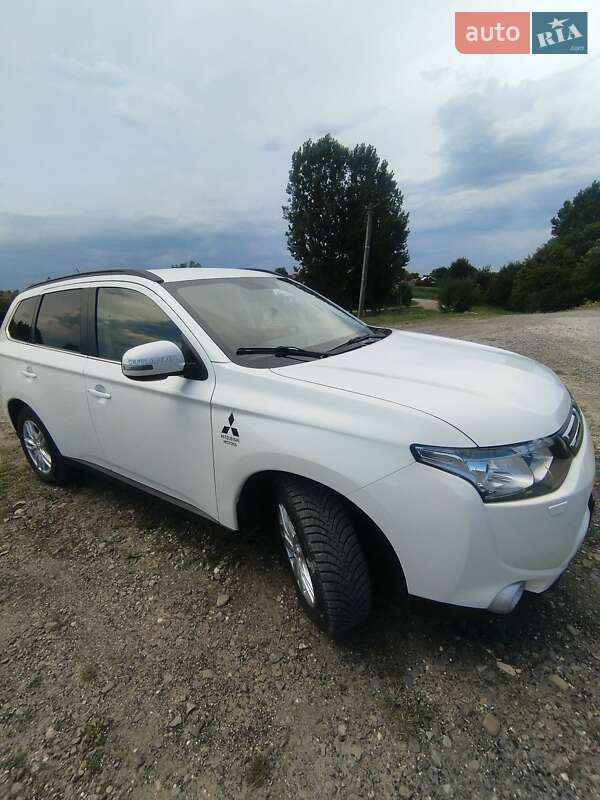 Внедорожник / Кроссовер Mitsubishi Outlander 2012 в Новояворовске