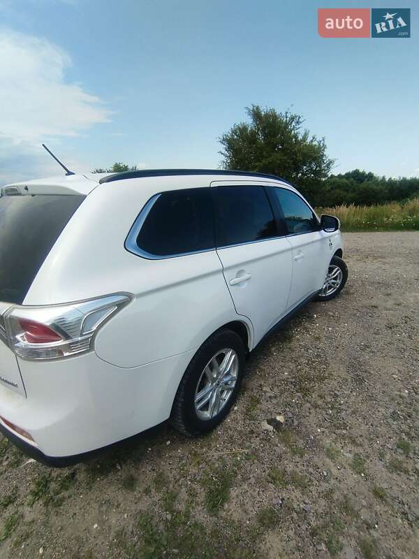 Внедорожник / Кроссовер Mitsubishi Outlander 2012 в Новояворовске