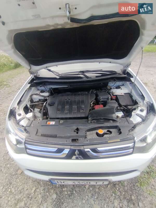 Внедорожник / Кроссовер Mitsubishi Outlander 2012 в Новояворовске