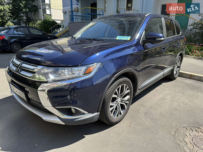 Внедорожник / Кроссовер Mitsubishi Outlander 2017 в Киеве