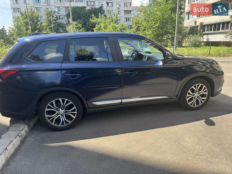 Внедорожник / Кроссовер Mitsubishi Outlander 2017 в Киеве