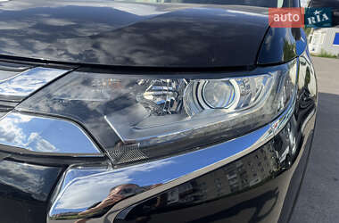 Внедорожник / Кроссовер Mitsubishi Outlander 2016 в 