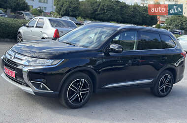 Внедорожник / Кроссовер Mitsubishi Outlander 2016 в 