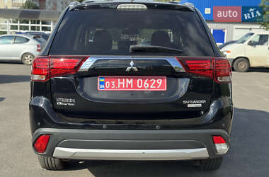 Внедорожник / Кроссовер Mitsubishi Outlander 2016 в 