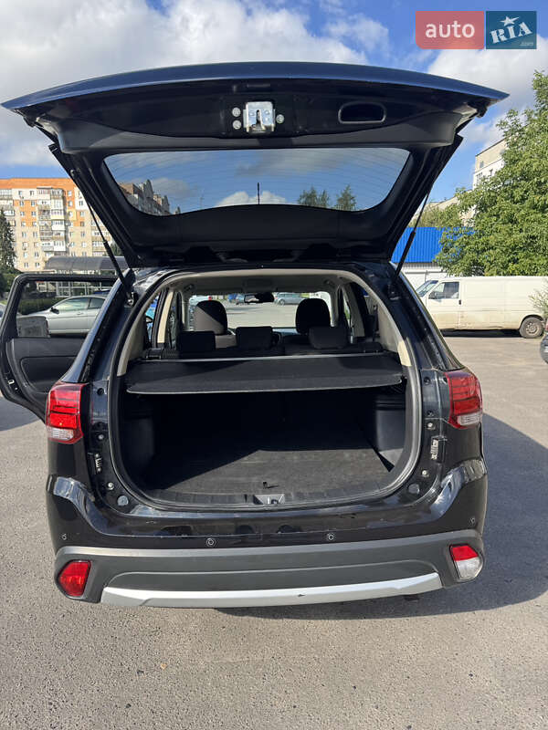 Внедорожник / Кроссовер Mitsubishi Outlander 2016 в Сумах