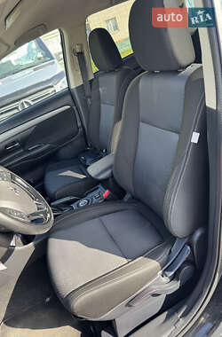 Внедорожник / Кроссовер Mitsubishi Outlander 2016 в 