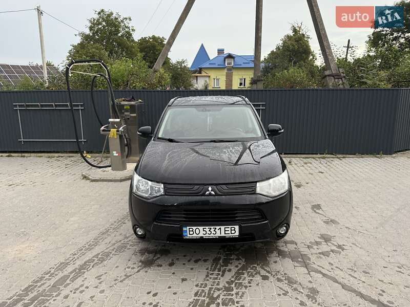 Внедорожник / Кроссовер Mitsubishi Outlander 2013 в Скале-Подольской