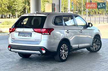 Внедорожник / Кроссовер Mitsubishi Outlander 2017 в 