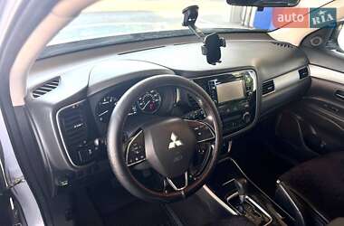 Внедорожник / Кроссовер Mitsubishi Outlander 2017 в 