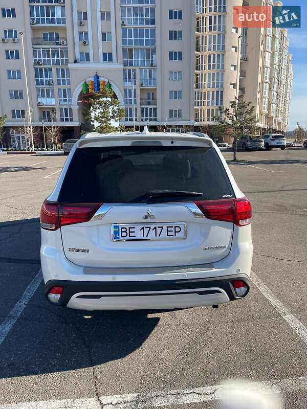 Внедорожник / Кроссовер Mitsubishi Outlander 2017 в Николаеве