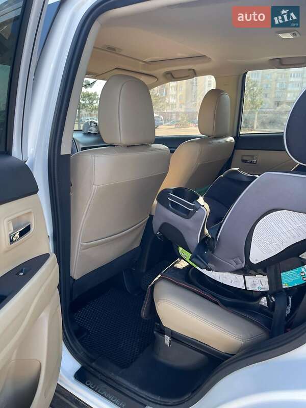 Внедорожник / Кроссовер Mitsubishi Outlander 2017 в Николаеве