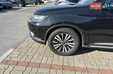 Внедорожник / Кроссовер Mitsubishi Outlander 2019 в 