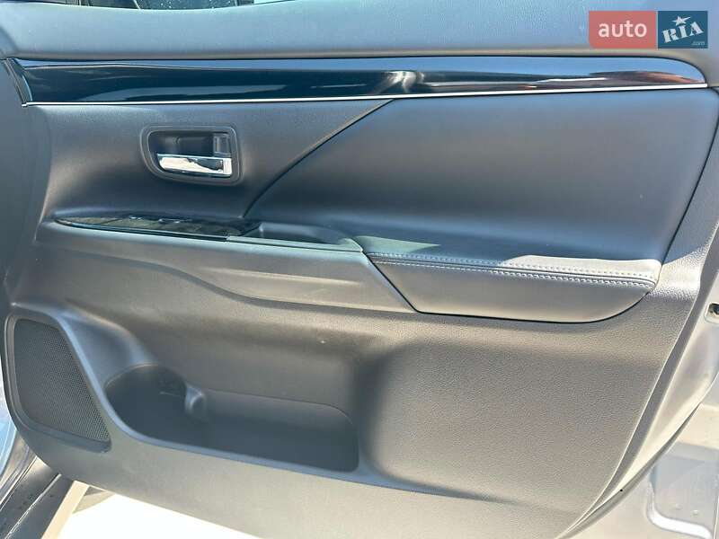 Внедорожник / Кроссовер Mitsubishi Outlander 2019 в Львове