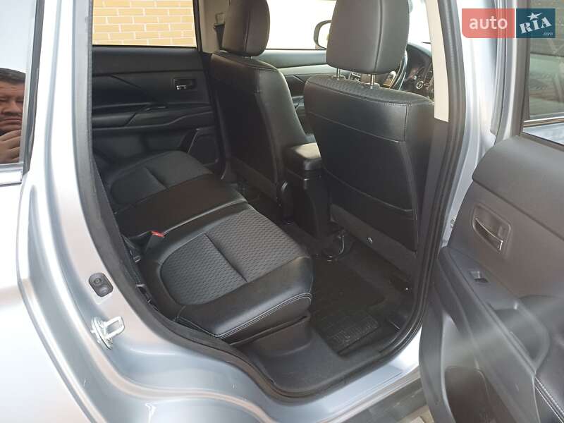 Внедорожник / Кроссовер Mitsubishi Outlander 2015 в Черноморске