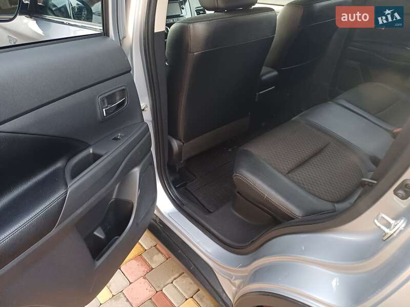 Внедорожник / Кроссовер Mitsubishi Outlander 2015 в Черноморске